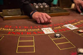 Tim ling togel di pusat operasi yang menampilkan studio live-dealer dan peralatan keamanan data